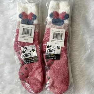 4 Pair of Disney Minnie Mouse Mauv-E-Lous Super Soft Socks No-Slip Grip Socks